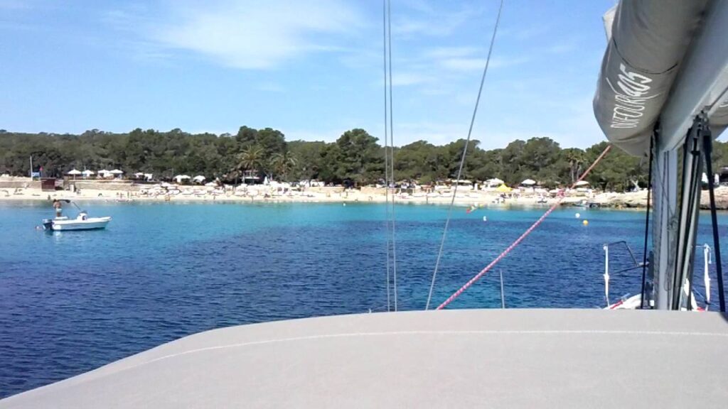 Las calas más bonitas de Ibiza para fondear con velero